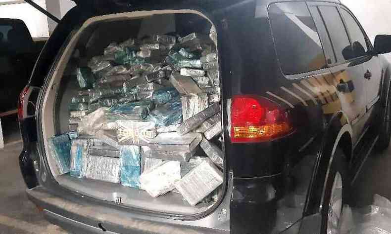 Tabletes apreendidos ocuparam todo o bagageiro do carro da Polcia Federal, no Norte de Minas 