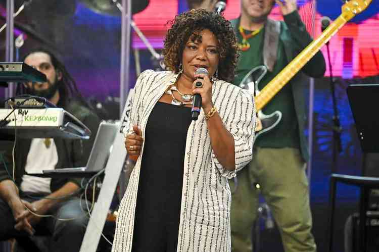 Ministra Margareth Menezes canta durante o programa Altas horas
