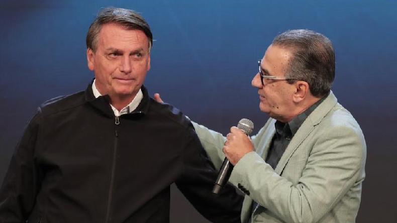 Bolsonaro é apoiado por pastores como Silas Malafaia(foto: EPA) Bolsonaro e Silas Malafaia
