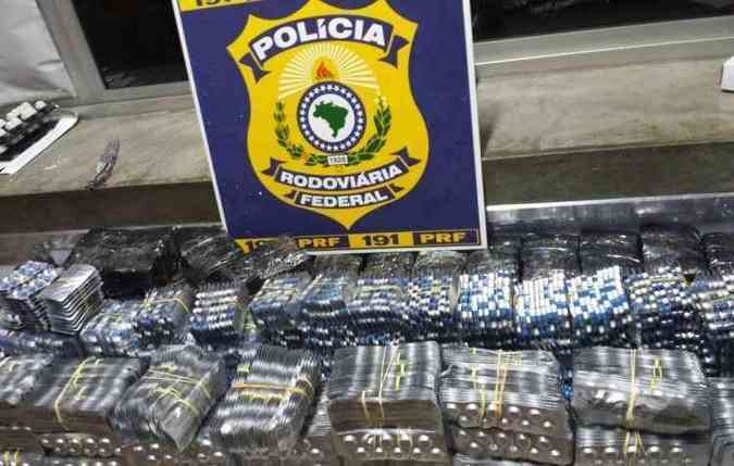 Material estava escondido junto com baterias e papelo(foto: Polcia Rodoviria Federal (PRF)/ Divulgao)