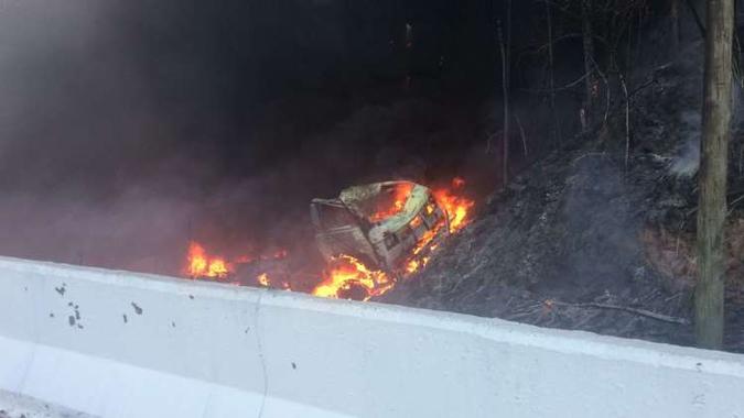Cabide do caminhão foi totalmente destruída no acidente(foto: Divulgação WhatssApp) Cabide do caminhão foi totalmente destruída no acidente(foto: Divulgação WhatssApp)