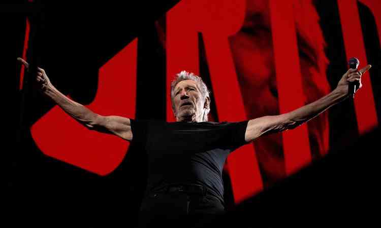 Roger Waters de braos abertos durante um e seus shows