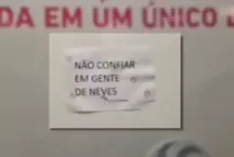 Cartaz em prefeitura de Contagem com frase sobre moradores de Ribeir�o das Neves gera rea��o