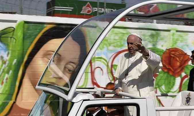 Papa acena na chegada a Ecatepec, subrbio da Cidade do Mxico com alto ndice de violncia(foto: Yuri Cortez/AFP Photo)