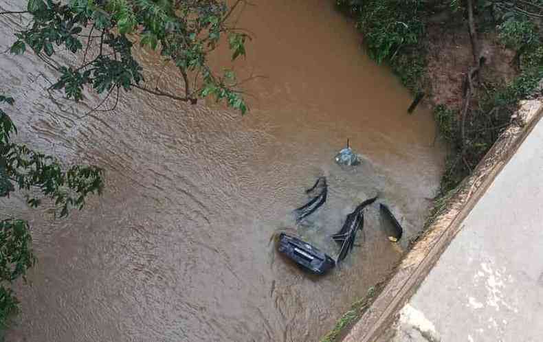 carro caiu de ponte no Rio das Mortes