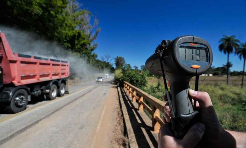 Se nas entregas o problema  o peso e a lentido das carretas, no retorno o risco  a alta velocidade, s vezes o dobro da permitida