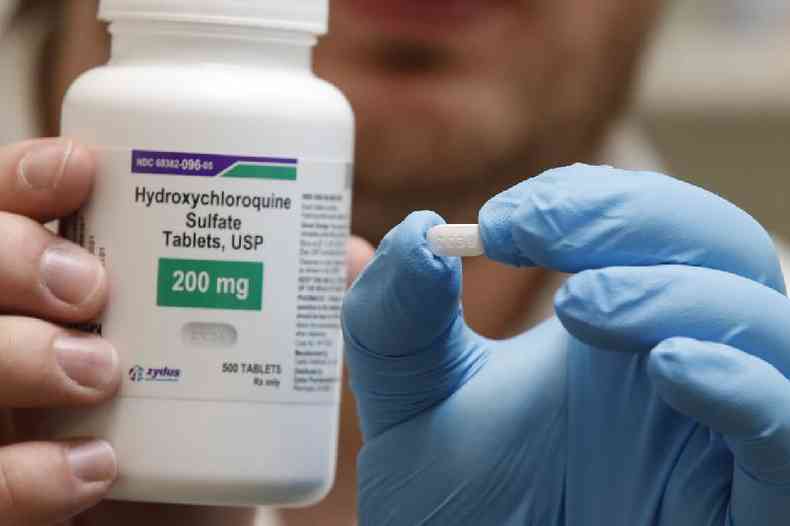 Farmacutico segura um frasco e uma plula de hidroxicloroquina em Provo, Estados Unidos, em 20 de maio de 2020 (George Frey / AFP)