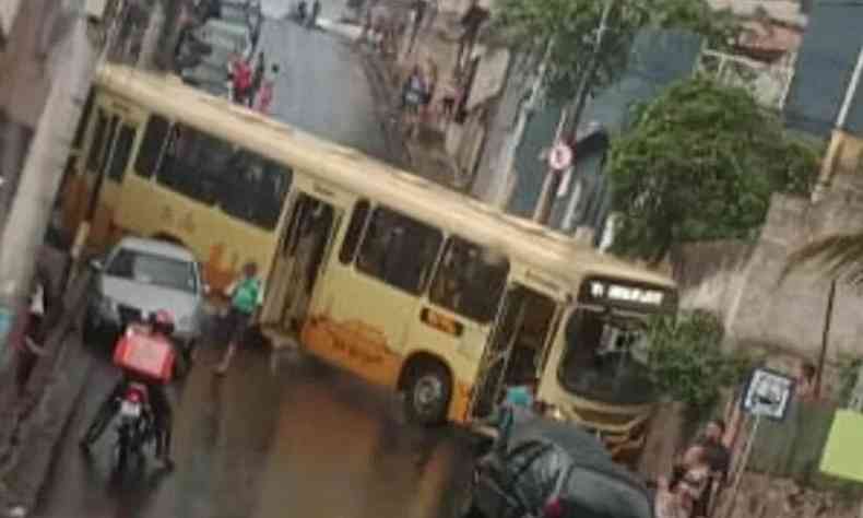 Acidente entre nibus e carro de passeio no Bairro Alto Vera Cruz, em BH