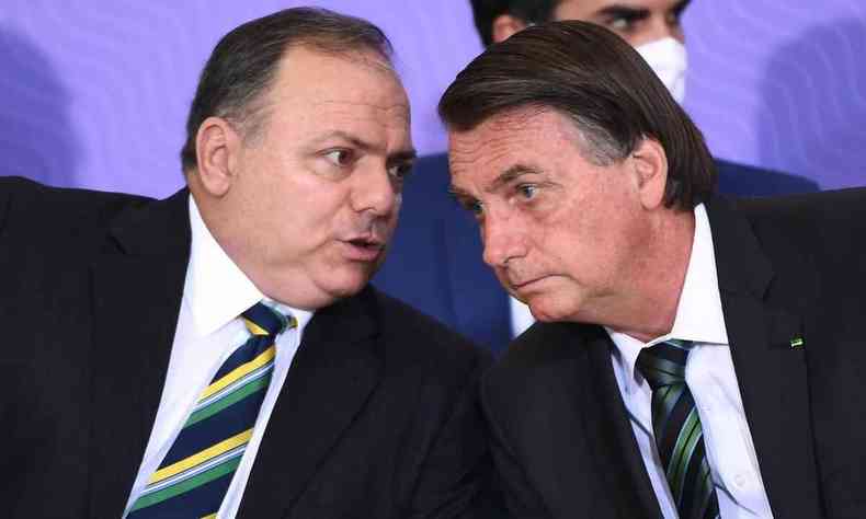 Eduardo Pazuello e Jair Bolsonaro conversam