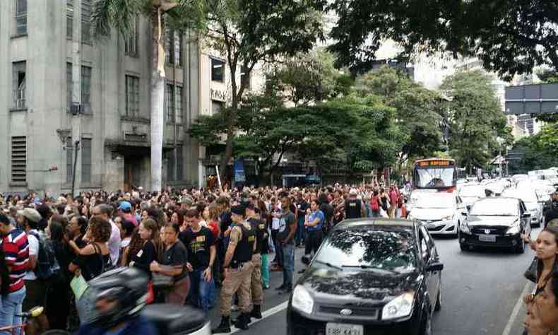 Professores fecham parte da pista da Avenida Afonso Pena, prximo a sede da Prefeitura de Belo Horizonte(foto: Gladyston Rodrigues/EM/D.A.Press)