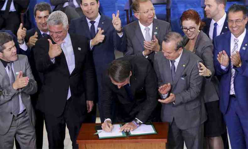Presidente Jair Bolsonaro durante assinatura do decreto que flexibiliza o porte de armas no pas(foto: Wilson Dias/Agncia Brasil)