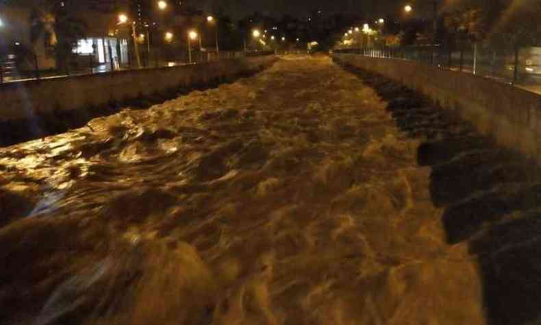 Córrego Ressaca chegou quase no limite da calha na Avenida Heráclito Mourão de Miranda(foto: COP/BH/Divulgação)