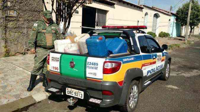 Gales com gasolina e leo diesel foram encontrados em um cmodo do imvel(foto: Polcia Militar Ambiental / Divulgao)