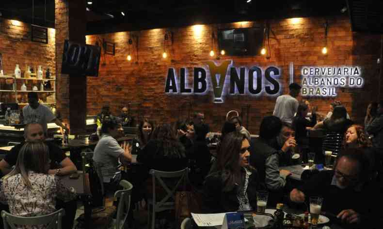 Bar da Cervejaria Albanos com a logo da empresa no fundo