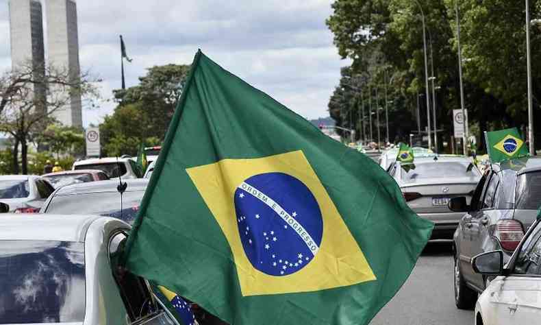 Bandeira do Brasil em carro