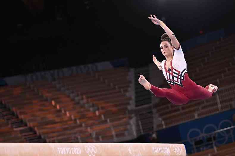 A ginasta Pauline Schaefer-Betz, da Alemanha, usando uniforme que cobre o corpo na Olimpíada de Tóquio