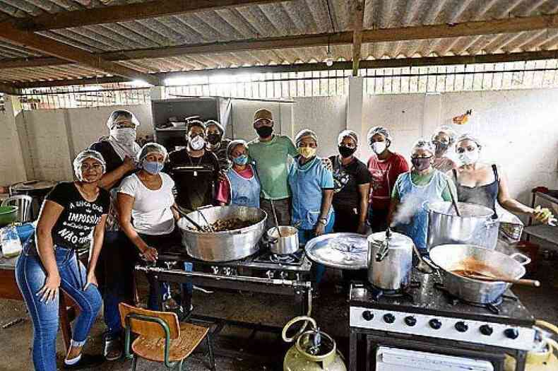 Moradores produzem refeies para integrantes da Fora de Segurana(foto: Minervino Junior/CB/D.A Press)