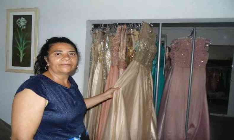 Marlene Pereira, dona de um ateli de aluguel de trajes femininos para festas, divide o valor em at trs vezes pelo preo de  vista