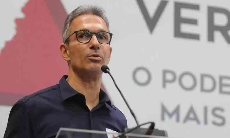 Governador de Minas Gerais, Romeu Zema, fala em um microfone