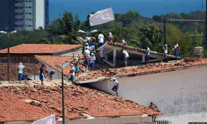 Presos voltaram a ocupar os telhados dos pavilhes com bandeira branca (foto: AFP / ANDRESSA ANHOLETE )
