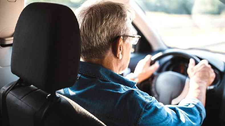 Mudanas no comportamento ao dirigir so frequentemente percebidas pelos familiares de uma pessoa que mais tarde  diagnosticada com Alzheimer(foto: Getty Images)