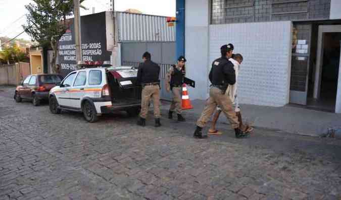 Presos foram levados para as delegacias das policias Civil e Federal(foto: Polcia Federal / Divulgao)