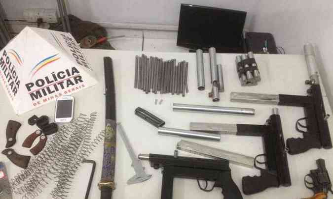 Os policiais encontraram trs submetralhadoras, munio e material para a produo de mais armas(foto: Polcia Militar/Divulgao)