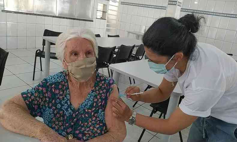 Pouso Alegre aplica dose de reforo em idosos acima de 80 anos 