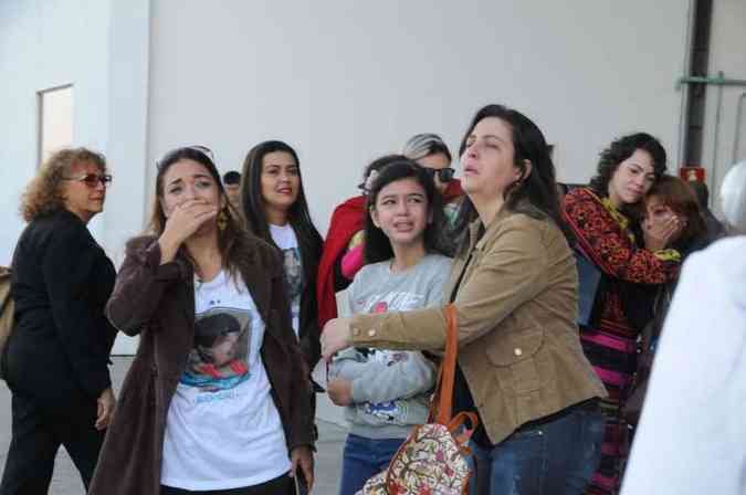 Familiares e amigos se emocionaram em hangar do aeroporto da Pampulha; (foto: Paulo Filgueiras/EM/D.A Press.)