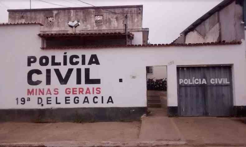 Casa com muro branco com os escritos e cores da Polcia Civil de Minas Gerais