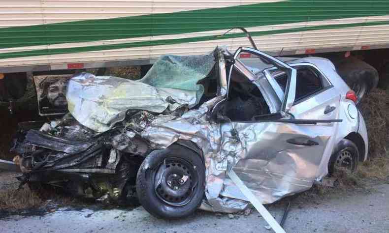 Carro ficou destrudo depois de bater na carreta(foto: Corpo de Bombeiros / Divulgao)