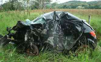 nix ficou destrudo na coliso com um Stilo na BR-267, em Campanha, no Sul de Minas, que deixou dois mortos(foto: PRF/Divulgao)