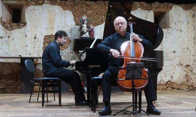 Cristian Budu toca piano e Antonio Meneses toca violoncelo
