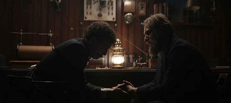 Atores Alexandre Willaume e Jos Pimento esto sentados conversando em cena da srie Dark