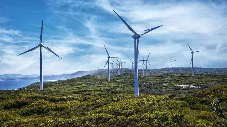 Turbinas eólicas em colina à beira-mar na Austrália