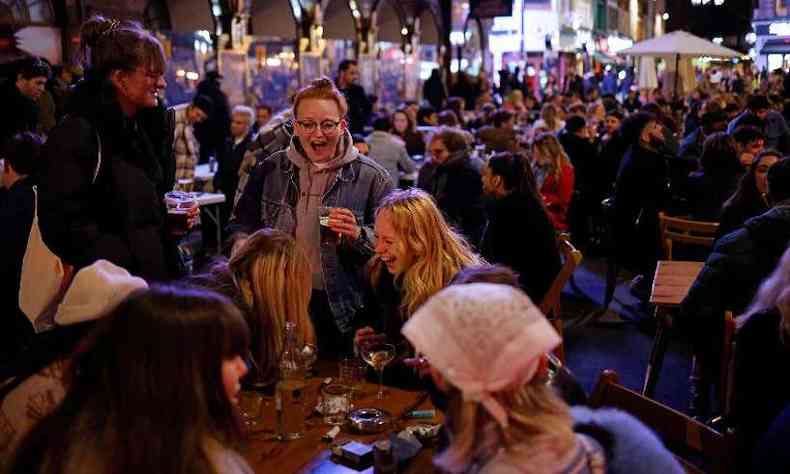 Pubs foram reabertos na Inglaterra depois de quase seis meses. Venda de cerveja est liberada(foto: Tolga Akmen/AFP)