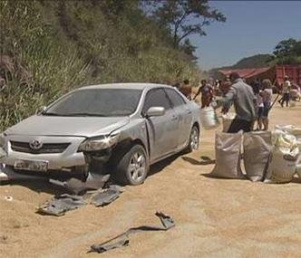 Moradores da regi�o saquearam a carga do ve�culo, que se espalhou pela pista(foto: Reprodu��o/TV Alterosa)