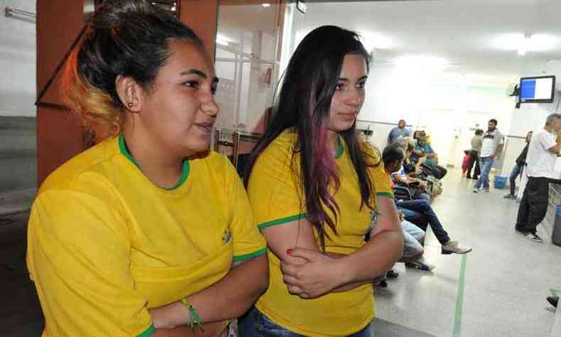 As amigas Nathlia Lopes, 15, e Rassa Rocha, 14, saram para assistir o jogo entre Brasil x Srvia, mas terminaram o dia na UPA Odilon Behrens(foto: Marcos Vieira/EM/D.A Press)