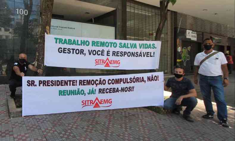 Diretores do Sitraemg fizeram uma manifestao simblica nessa tera-feira (19) na porta da sede do TRE-MG na regio Centro-sul de Belo Horizonte (foto: Sitraemg/Reproduo)