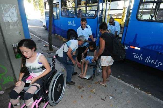 Depois de muita espera, Caio, de 7 anos, � carregado para o elevador problem�tico. J� Beatriz, de 13, desiste(foto: Euler J�nior/EM/D.A Press)