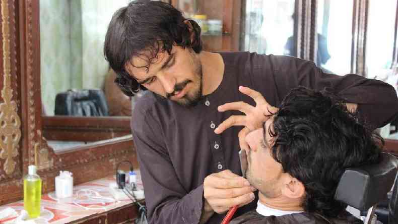 Aps a queda do Taleb do poder em 2001, muitos homens passaram a frequentar barbeiros em busca de visual diferente
