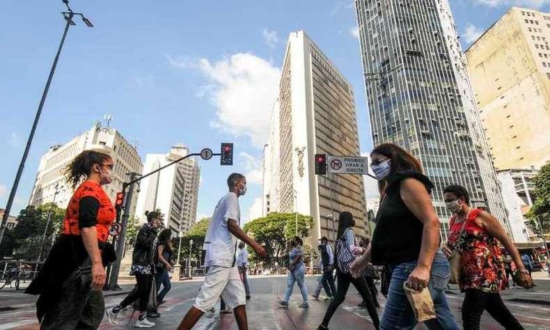 Movimentao de pessoas na Praa Sete, no Centro de Belo Horizonte, em meio  pandemia