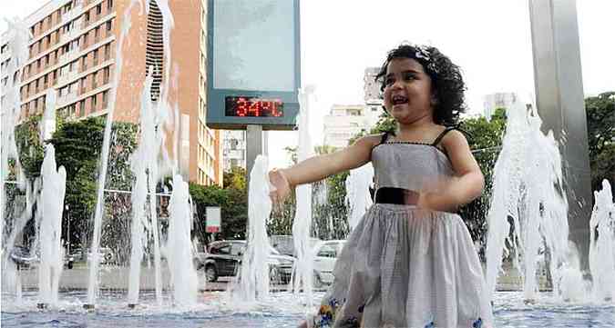 Muitas crianas aproveitaram o dia quente para se divertirem em fontes da cidade(foto: Tulio Santos/EM/D.A Press)