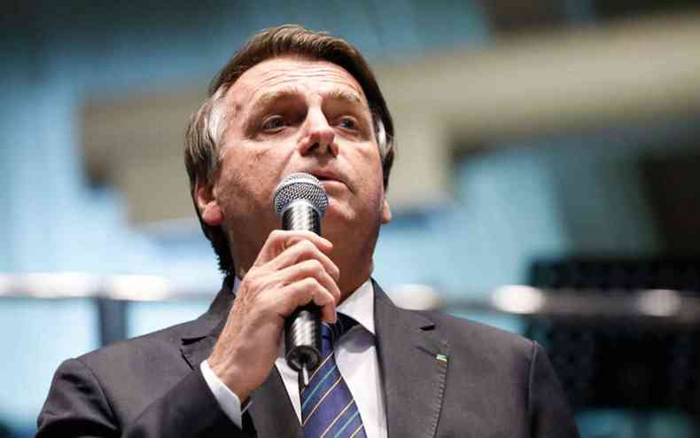 Bolsonaro fala em microfone