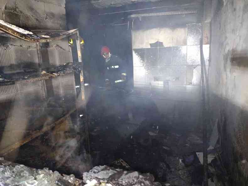 Subsolo de hospital em Caratinga pega fogo