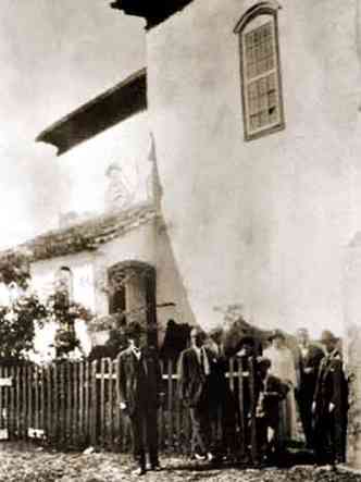Caravana de modernistas visitou So Joo del-Rei, em 1924. O grupo posa em frente a um dos prdios histricos da cidade mineira