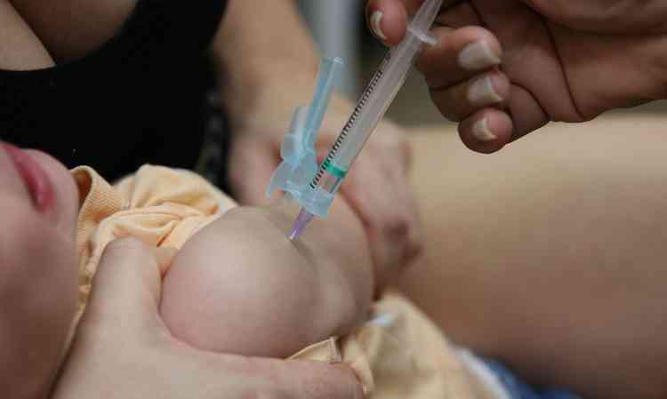 Beb sendo vacinado
