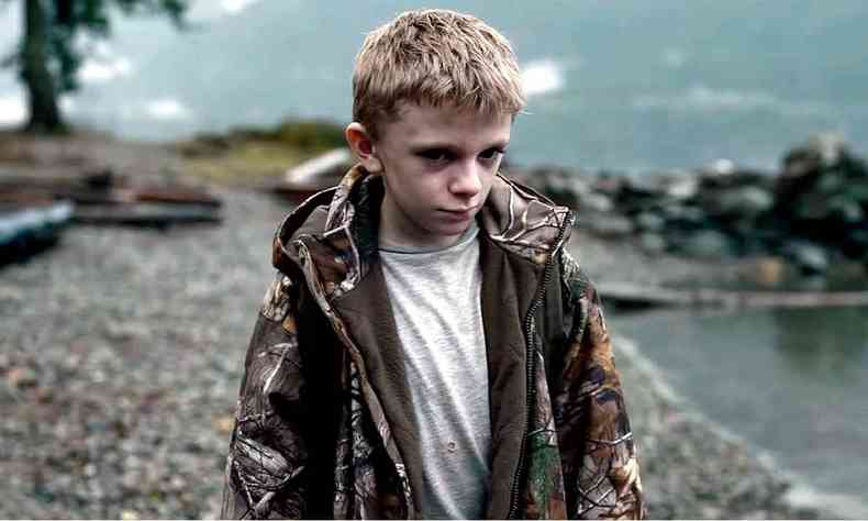 O jovem ator Jeremy T. Thomas traz em seu rosto tenso e tristeza enquanto caminha, na cena do filme de terror 'Espritos obscuros'
