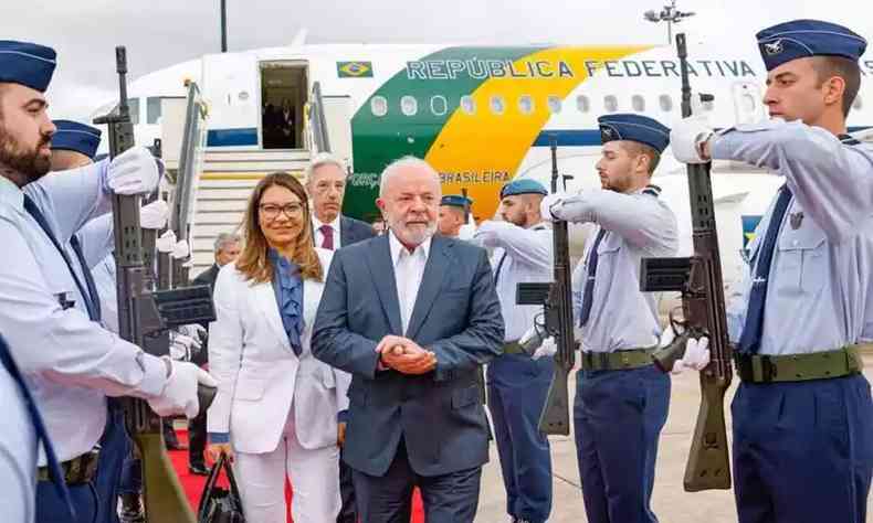 Com a primeira-dama Janja e oito ministros, Lula chegou a Lisboa na manh desta sexta-feira