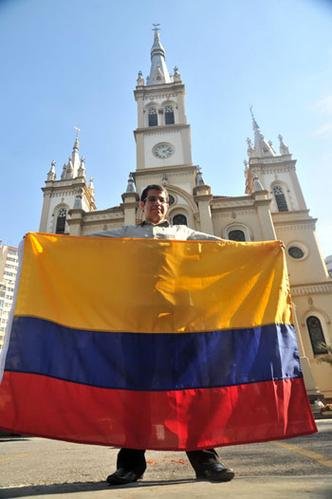 Colombiano, Fabian Mendez, assistente da paróquia, está na torcida(foto: Fotos: LEANDRO COURI/EM/D.A PRESS) Colombiano, Fabian Mendez, assistente da paróquia, está na torcida(foto: Fotos: LEANDRO COURI/EM/D.A PRESS)